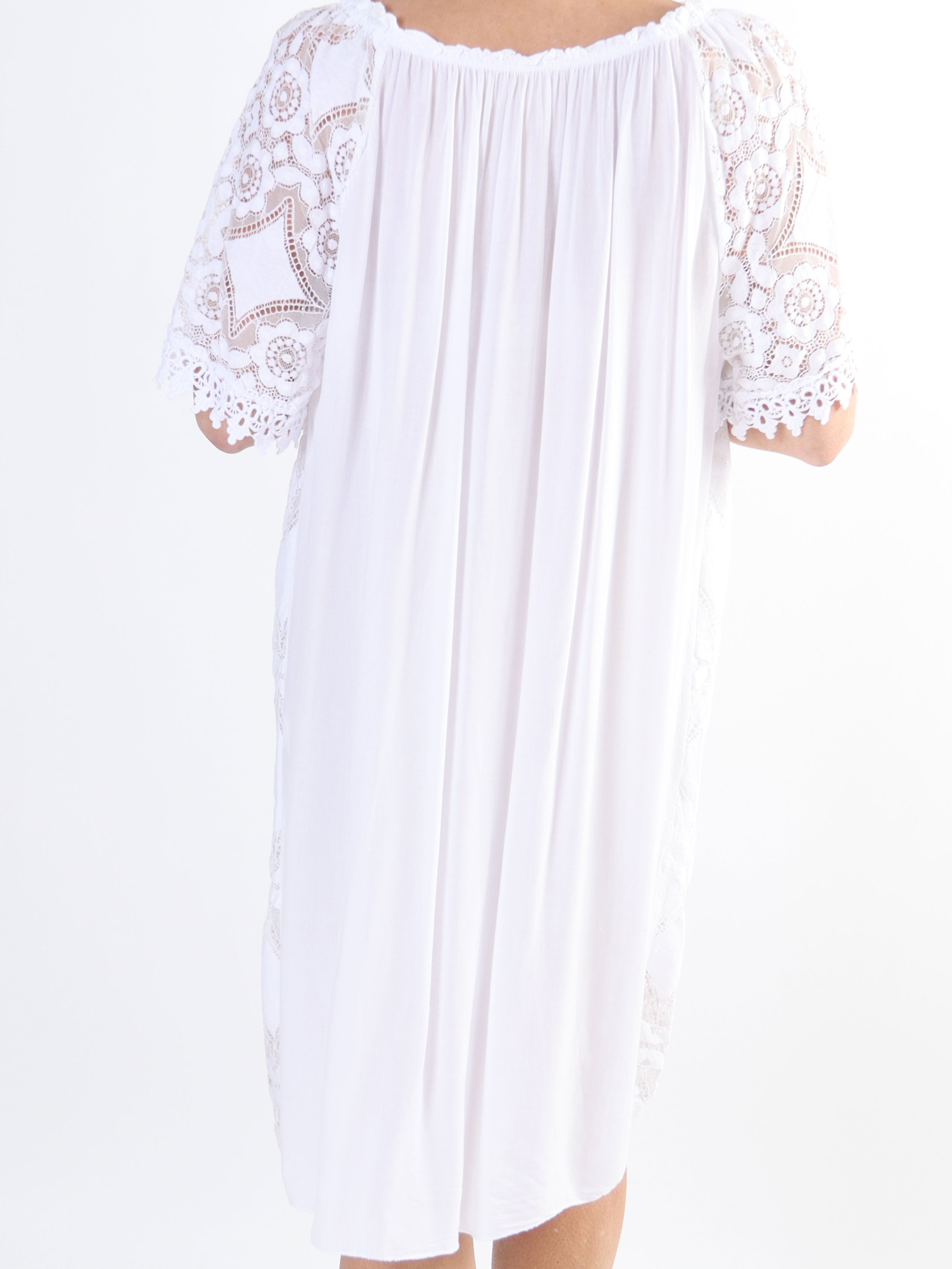 Thea - Spetsklänning med elastisk halsringning i stora storlekar